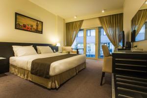 贝鲁特骑士酒店的酒店客房配有一张床、一张书桌和一台电视。