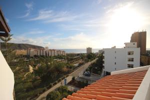 洛斯克里斯蒂亚诺斯Apartment Sur Sunrises, Los Cristianos的城市的背景海景