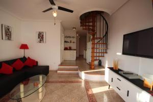 洛斯克里斯蒂亚诺斯Apartment Sur Sunrises, Los Cristianos的客厅配有黑色沙发和平面电视。