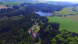 FrantiškovResort Blatnice的田野和湖泊房屋的空中景观
