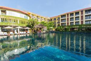会安Bel Marina Hoi An Resort的酒店前的游泳池