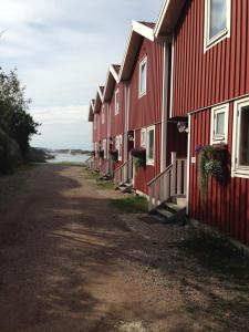 王室港Seaview Cottage Solvik - Kungshamn的路边一排红房子