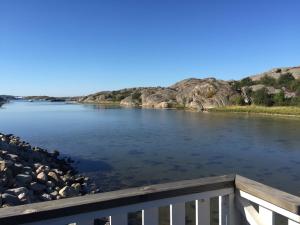 王室港Seaview Cottage Solvik - Kungshamn的从桥上欣赏河流美景