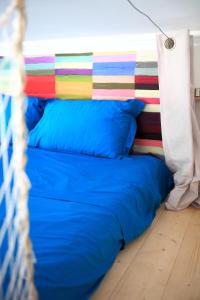 阿卡雄Cabane l'hiver的一张带色彩缤纷床头板的床