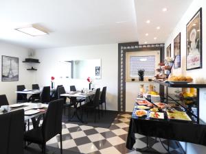 卡尔斯特布特根阿尔特酒店的餐厅设有桌椅,展示食物