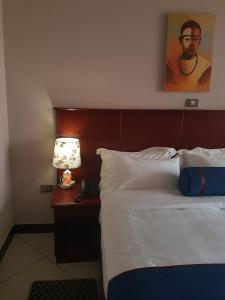 克尔赛酒店客房内的一张或多张床位