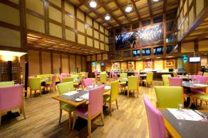 迪拜Capitol Hotel Jumeirah Dubai的餐厅内带桌椅的用餐室