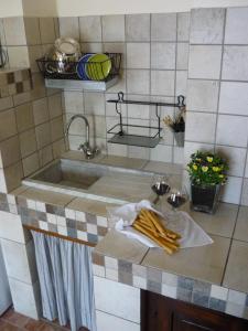 希尼奥卡希纳圣欧费米亚酒店的一个带水槽和浴缸的厨房台面