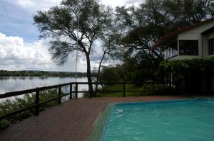Kayube Zambezi River House内部或周边的泳池