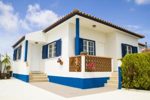 阿托吉亚达巴莱亚Casal Do Góis Guest House的白色和蓝色的房子,设有蓝色百叶窗
