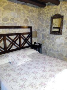 瓦德诺比斯La caseta de Pedris的卧室配有一张石墙床