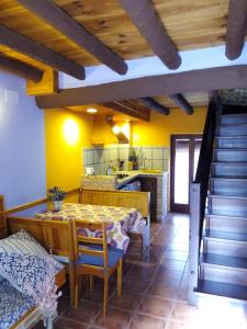 瓦德诺比斯La caseta de Pedris的厨房以及带桌椅的用餐室。