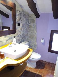 瓦德诺比斯La caseta de Pedris的一间带水槽和卫生间的浴室