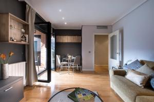 马德里市中心尊贵豪华公寓的客厅配有沙发和桌子