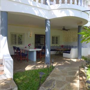 马林迪Downtown Malindi Apartment的户外庭院设有白色凉亭