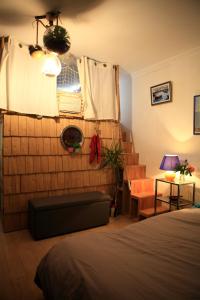 阿卡雄Cabane l'hiver的一间卧室设有床、窗户和楼梯。