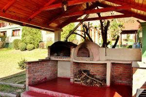 ReyesPura Vida Hosteria的室外砖炉,带木屋顶
