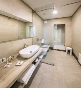 库特罗菲安诺三吉奥吉奥度假酒店 的一间带水槽、浴缸和淋浴的浴室