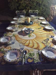 兰佩杜萨Casa Tortuca的桌子上摆着盘子和餐具