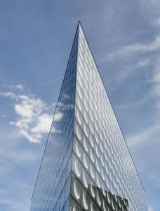 巴黎巴黎凡尔赛门奥科酒店的蓝色天空下高大的玻璃建筑