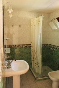 ReyesPura Vida Hosteria的浴室配有水槽、淋浴和浴缸。