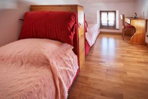 PriusoAlbergo Diffuso "Col Gentile" Socchieve的一间卧室配有一张床,铺有木地板