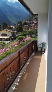 莫尔韦诺吉内斯特拉公寓的阳台的长椅,享有鲜花美景