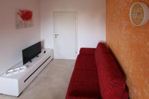 普拉Apartment Valmas的客厅配有红色沙发和电视