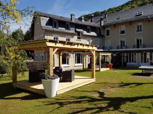 勒蒙多尔小城堡酒店的一座大房子,在院子里设有木制凉亭