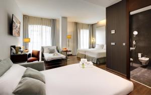 毕尔巴鄂库里森斯考特尔酒店的酒店客房带两张床和一个客厅