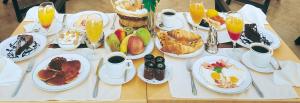 雅典迪奥森尼亚宫酒店的餐桌上摆放着早餐食品和饮料