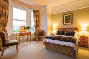 拉姆拉什The Arran Lodge & Arran Sleep Huts的酒店客房设有床和窗户。