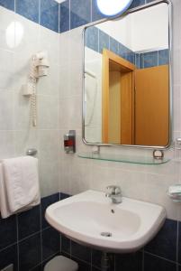 拉克塔希Hotel Cubic的一间带水槽和镜子的浴室