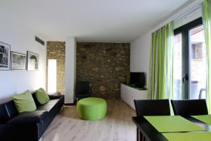 阿拉斯多尔塞特酒店的带沙发和绿色凳子的客厅