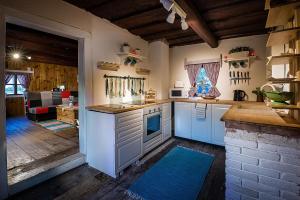 Narnia Relax House - Liptov的厨房或小厨房