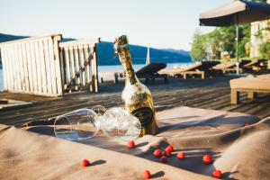 沃尔特湖畔韦尔登西维伦精益酒店的桌子上一瓶香槟和玻璃杯