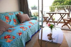 阿卡雄Cabane l'hiver的客厅配有蓝色的沙发和玻璃桌