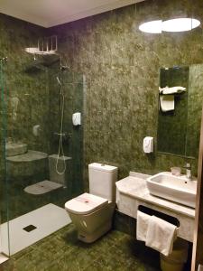 皮苏埃加河畔塞尔韦拉Hotel Rural Peñalabra的浴室配有卫生间、盥洗盆和淋浴。
