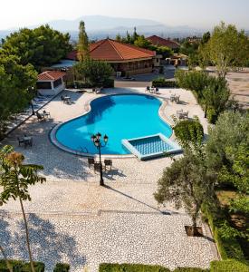 雅典爱卡尼斯套房酒店的享有度假村游泳池的顶部景致