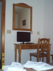 布罗托加布里酒店的一张桌子,上面有一台带镜子的电脑
