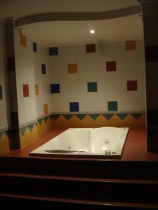 巴兰基亚Hotel Sandiego inc的浴缸,位于多彩的瓷砖房间内