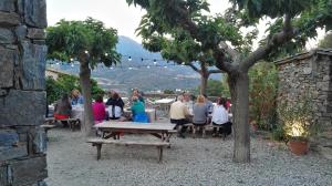 科尔特阿布杜住宿加早餐旅馆的一群人坐在野餐桌旁