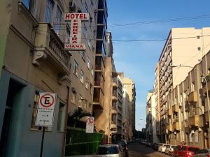 里约热内卢Hotel Ferreira Viana的建筑物一侧有酒店标志的街道