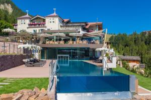 多洛米蒂阿尔比恩山温泉度假酒店内部或周边的泳池