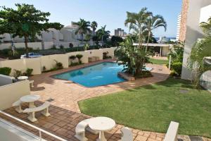 德班D3 Sea Lodge - by Stay in Umhlanga的庭院中间的游泳池