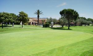 卡斯特罗·德波利亚斯Masia Ca La Caputxeta & Golf的享有高尔夫球场和绿色美景