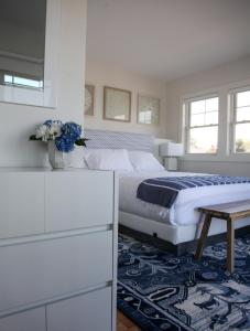 米德尔敦海风酒店的白色卧室配有床和桌子