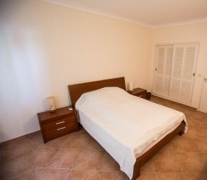 韦尔都勒博Casa das Flores的一间卧室配有床和2个床头柜
