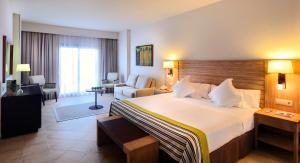 蓬塔翁布里亚巴瑟罗蓬塔翁布里亚海滩度假酒店的一间位于酒店客房内的带大床的卧室