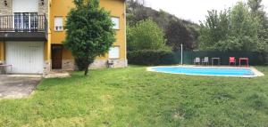 TrabadeloOs Arroxos的房屋前带游泳池的院子